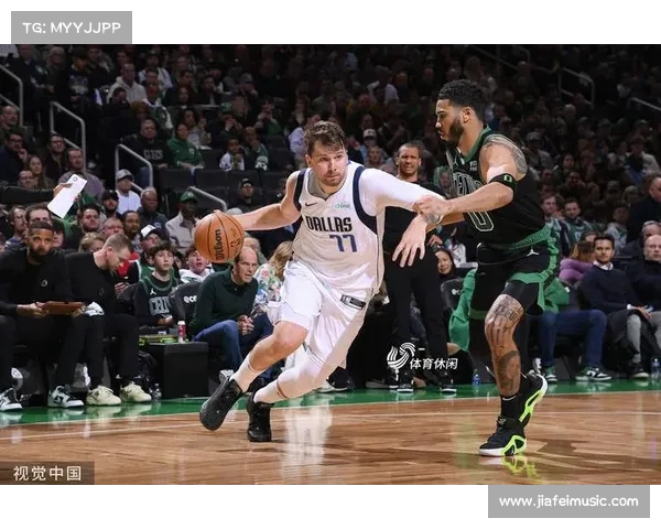 激烈角逐瞬间 NBA赛场精彩对决引爆球迷激情 激烈角逐瞬间 NBA赛场精彩对决引爆球迷激情